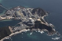 関西電力の美浜原発。手前から3号機、2号機、1号機＝福井県美浜町で2025年3月14日、本社ヘリから