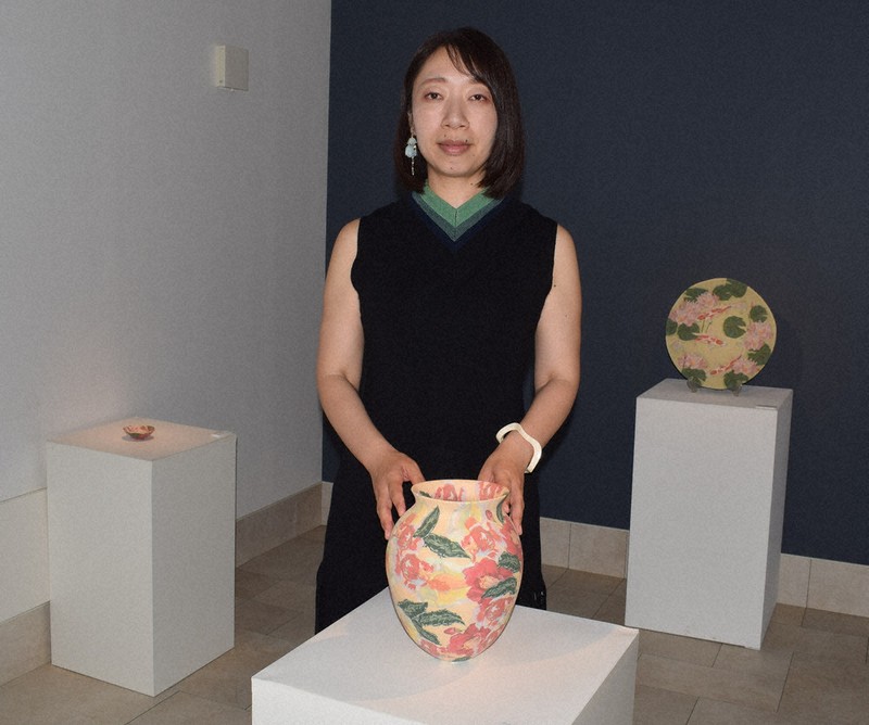 高橋さん、初の陶芸個展 100点展示 ギャラリー是空 10日まで 伊賀