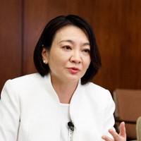 六本木の米軍施設「赤坂プレスセンター」撤去の必要性を訴える清家愛・港区長＝東京都港区で5月27日、加藤隆寛撮影（写真は動画から）