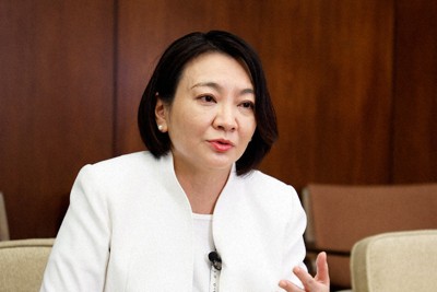 六本木の米軍施設「赤坂プレスセンター」撤去の必要性を訴える清家愛・港区長＝東京都港区で5月27日、加藤隆寛撮影（写真は動画から）
