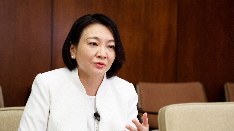 六本木の米軍施設「赤坂プレスセンター」撤去の必要性を訴える清家愛・港区長＝東京都港区で5月27日、加藤隆寛撮影（写真は動画から）