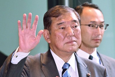 首相官邸に入り、報道陣の呼びかけに答える石破茂首相＝2025年8月7日午前8時52分、平田明浩撮影