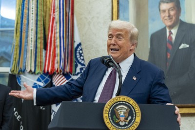 ホワイトハウスで発言するトランプ米大統領＝ワシントンで2025年8月6日、AP