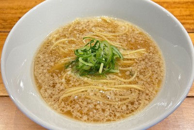 天下一品が新業態としてオープンした「かけラーメン一（はじめ）」。一番人気の「かけラーメン」は400円（税込み）で提供する＝天下一品提供