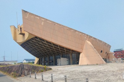 旧香川県立体育館再生委員会の提案に対し、香川県教委が「解体手続きは先延ばしできない」とした旧県立体育館。つり屋根構造で、独特の外観から「船の体育館」と呼ばれている＝高松市で2025年7月4日午後1時31分、森田真潮撮影