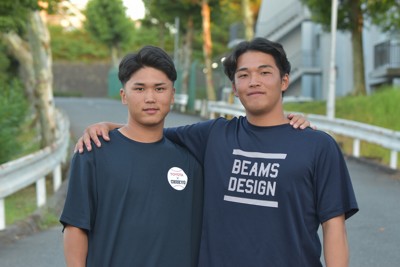 トヨタ自動車に今春加入した高尾響投手（左）と箱山遥人選手＝愛知県豊田市で2025年7月24日、吉川雄飛撮影