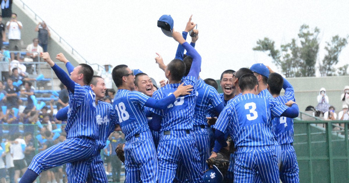 ユニホームは「唯一無二」　青藍泰斗、27歳監督が挑む夏の甲子園