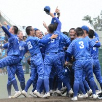 ユニホームは「唯一無二」 青藍泰斗、27歳監督が挑む夏の甲子園 [写真
