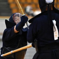 茨城の直井（手前）を攻める千葉の鈴木剛＝和歌山ビッグホエールで2025年4月29日、久保玲撮影