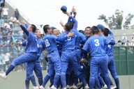 アルプススタンドも青一色 鮮やかユニホームの青藍泰斗 夏の