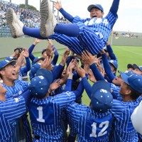青藍泰斗が鮮やか青色の斬新ユニホームに込めた思い 夏の甲子園 [写真