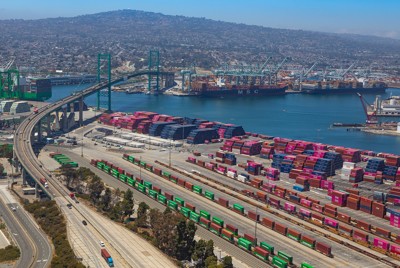 米経済、関税引き上げの影響は（2025年7月、カリフォルニア州ロサンゼルス港） Bloomberg