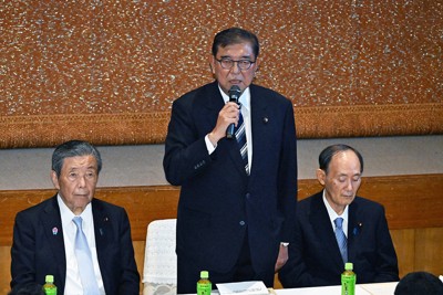 7月28日に開かれた自民党の両院議員懇談会で発言する石破茂首相（中央）。森山裕幹事長（左）は8月中の引責辞任を示唆した