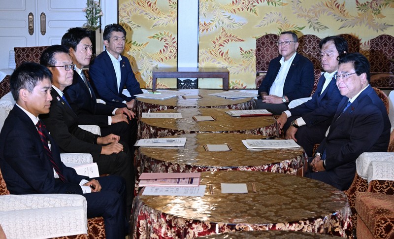 ガソリン暫定税率廃止に関する与野党実務者協議に臨む自民党の宮沢洋一税調会長（中央奥右）と立憲民主党の重徳和彦政調会長（同左）ら＝国会内で2025年8月1日午後3時17分、平田明浩撮影