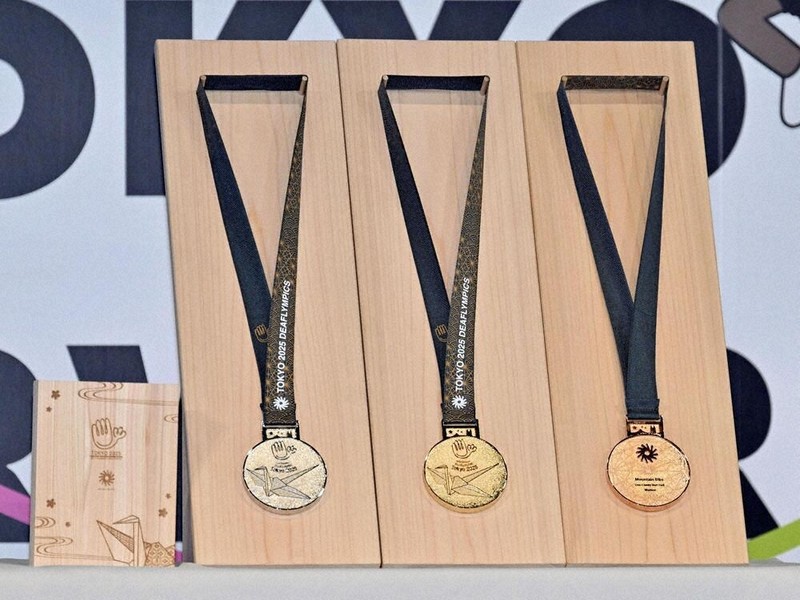 デフリンピック：デフリンピック メダルお披露目 | 毎日新聞