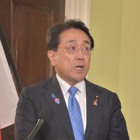 トランプ米政権の関税措置について米側の担当閣僚と協議後に記者会見する赤沢亮正経済再生担当相＝米ワシントンで2025年8月7日午後6時57分、金寿英撮影