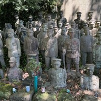 俺たちを忘れないでくれ」 表情異なる軍人像92体、愛知の古刹に [写真