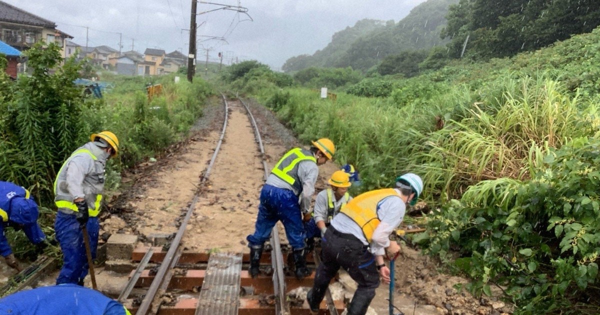 新潟で記録的大雨　佐渡や村上で土砂被害相次ぐ　線路にも流入