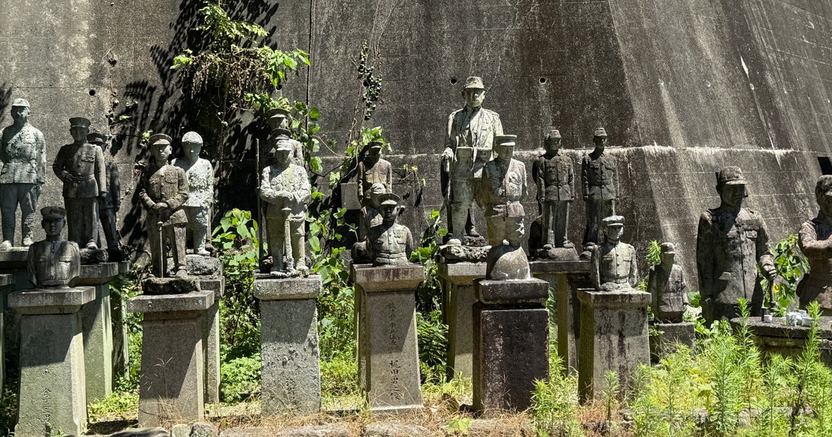 俺たちを忘れないでくれ」 表情異なる軍人像92体、愛知の古刹に [写真