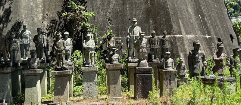 俺たちを忘れないでくれ」 表情異なる軍人像92体、愛知の古刹に [写真