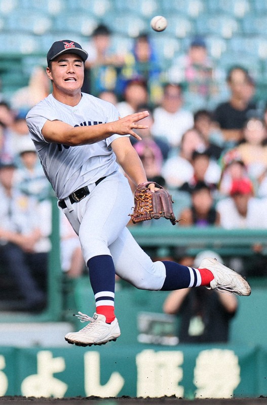 マチャドみたい」 横浜の為永、素手で取り好送球に 夏の甲子園