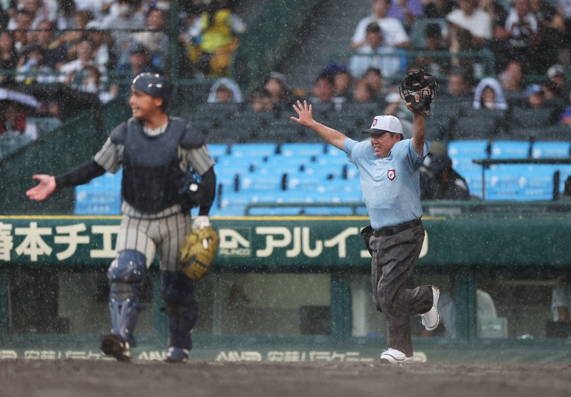今大会初の「雨で中断」 横浜－敦賀気比、四回裏で 夏の甲子園 | 毎日新聞