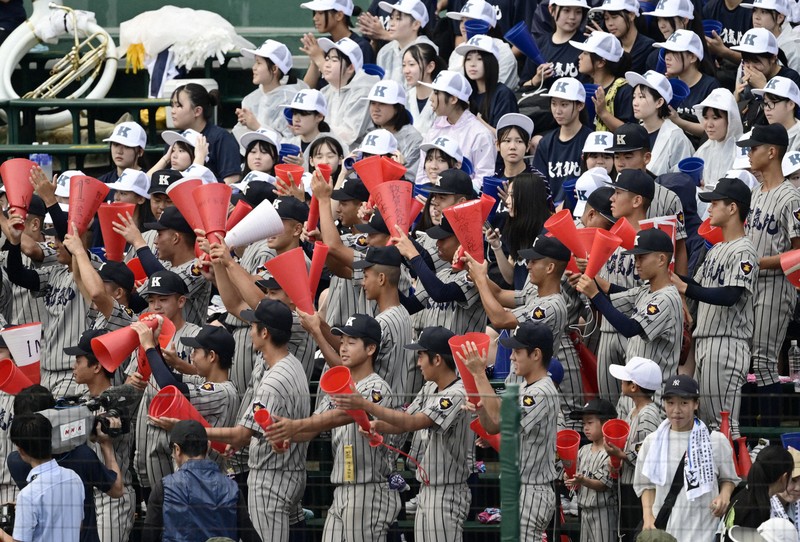 幸せなら手を…」合唱→拍手が球場全体に 雨天中断中 夏の甲子園 | 毎日新聞