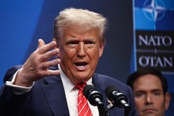 北大西洋条約機構（NATO）首脳会議の際に、記者会見するトランプ米大統領＝オランダ西部ハーグで2025年6月25日、NurPhoto・ロイター