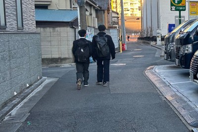 次男（左）の高校受験当日の朝、長男も受験会場まで一緒に付き添った＝本人提供