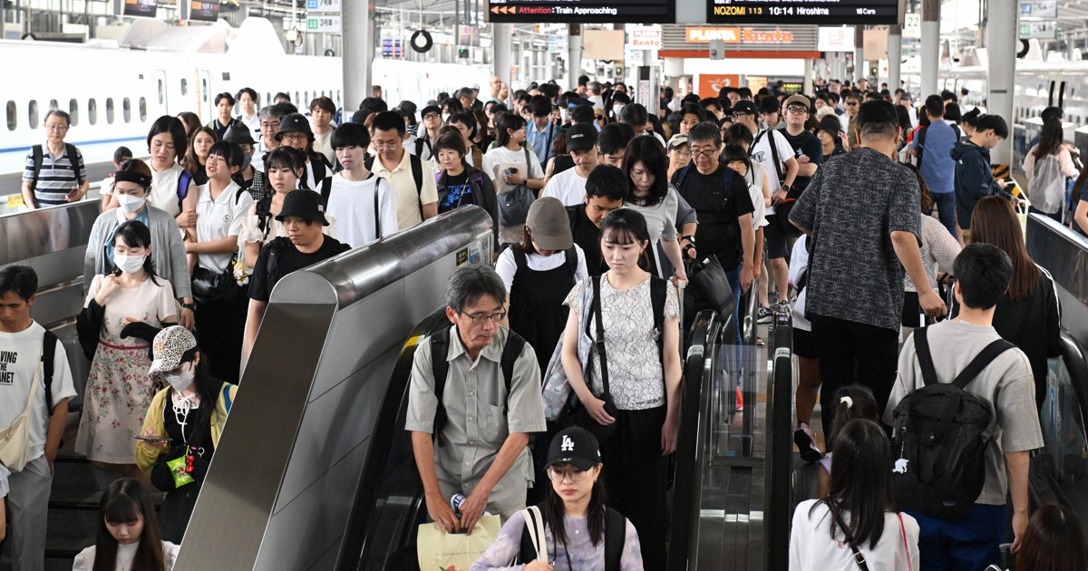 お盆休み「いとこと釣りへ」小2笑顔　最長9連休　混雑のJR新大阪駅