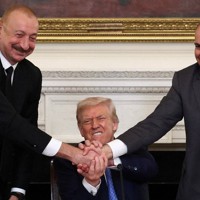 和平に向けた共同宣言の式典で握手するアゼルバイジャンのアリエフ大統領（左）、アルメニアのパシニャン首相（右）、トランプ米大統領＝ワシントンのホワイトハウスで2025年8月8日、ロイター