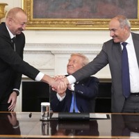 アゼルバイジャン、アルメニア両首脳と握手し、満面の笑みを浮かべるトランプ米大統領（中央）＝ワシントンのホワイトハウスで2025年8月8日、AP