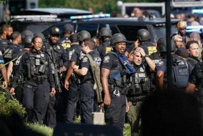 8日、米南部アトランタにある疾病対策センター（CDC）の施設で、銃撃事件の対応に当たる警察官ら（ゲッティ＝共同）