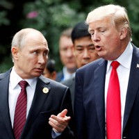 トランプ米大統領（右）とプーチン露大統領＝ベトナム・ダナンで2017年11月11日、ロイター