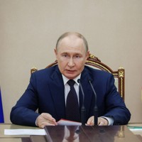 安全保障会議メンバーとの会合に臨むロシアのプーチン大統領＝モスクワで2025年8月8日、スプートニク通信・ロイター