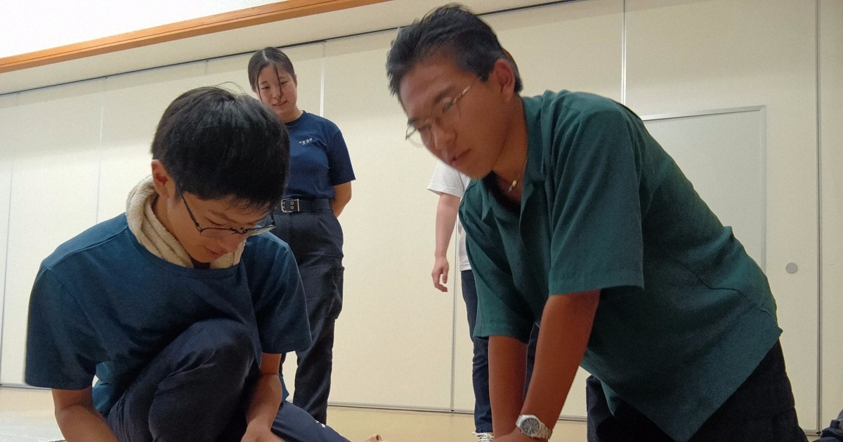 心肺蘇生を体験する生徒たち＝三重県名張市防災センターで8月2日午後、久木田照子撮影