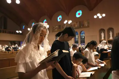 被爆80年の朝を迎え、浦上天主堂で原爆の犠牲者を追悼する信徒たち=長崎市で2025年8月9日午前6時2分、金澤稔撮影