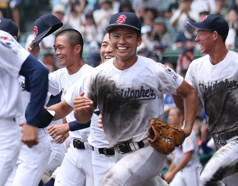 握りしめたウイニングボールを… 聖隷クリストファーが甲子園初勝利
