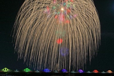 レインボーカラーに彩られた長生橋上空に開いた圧巻の「正三尺玉」＝新潟県長岡市で2025年8月2日、大竹俊夫さん撮影