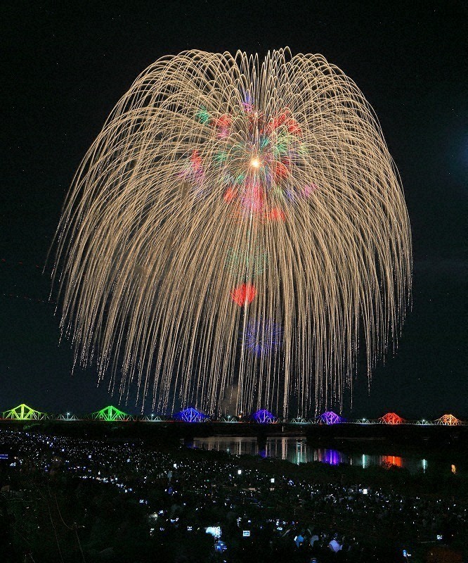 写真散歩－えちご－：夏の大輪 慰霊込め 長岡花火大会に34万人 ／新潟