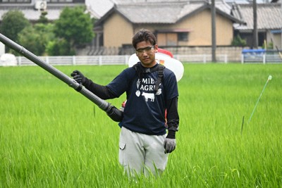 農作業にいそしむ蔵城劉さん＝三重県松阪市嬉野川北町の県農業大学校で、長谷山寧音撮影