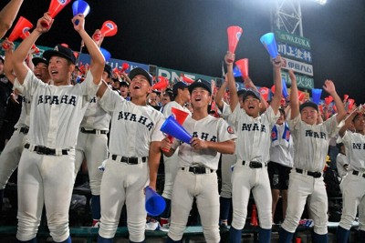 兵庫県　報徳学園野球部　ユニフォーム上　甲子園　高校野球　アルプススタンド 選抜高校野球、報徳学園アルプス席で体くねらせコミカルダンス