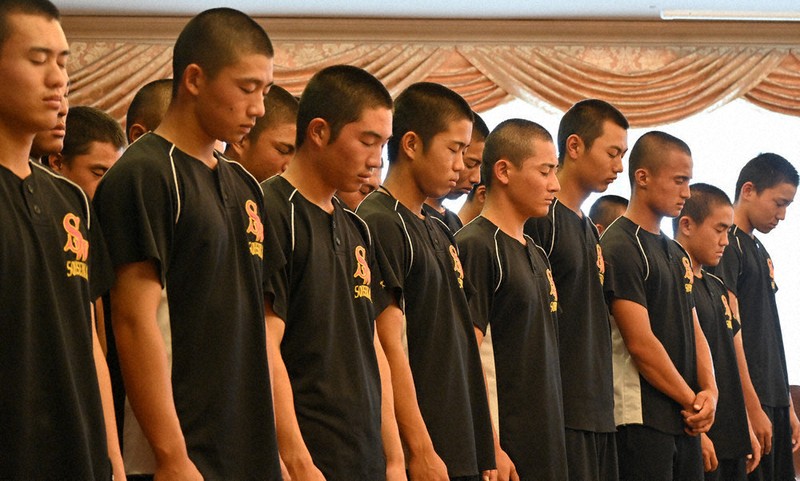 第107回全国高校野球 創成館部員が黙とう 「感謝の気持ちでプレー