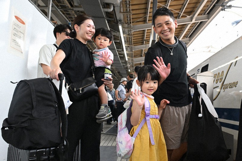 わくわく夏休み 帰省ラッシュ本格化 | 毎日新聞