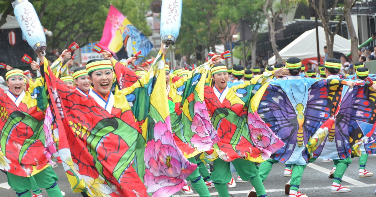 よさこい祭り」本場・高知で開幕 鳴子手にきらびやかな衣装で乱舞