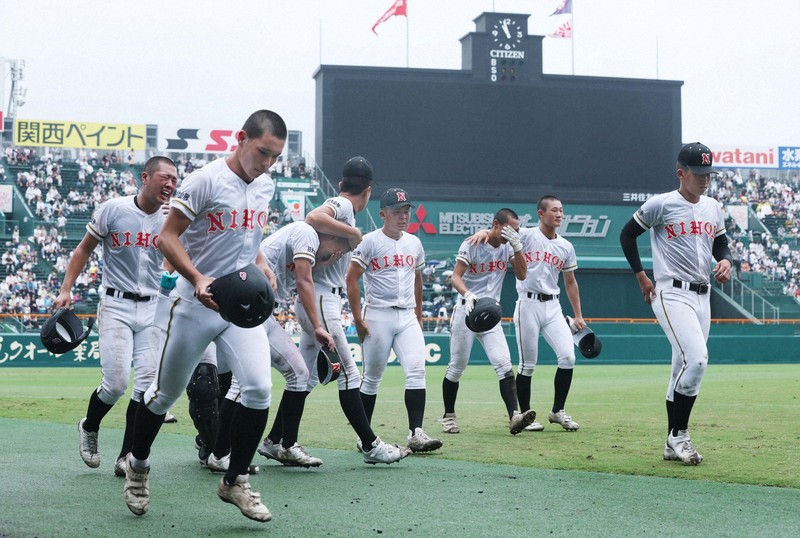 日大山形、粘り強く戦った選手らにスタンドから拍手 夏の甲子園 | 毎日新聞