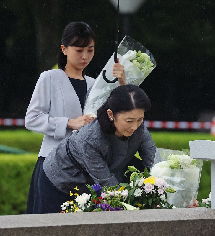 紀子さま、佳子さまが原爆慰霊碑に献花 広島 [写真特集1/8] | 毎日新聞