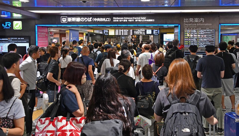 九州の大雨、お盆休みを直撃 帰省客らでJR博多駅も混雑 [写真特集1/4