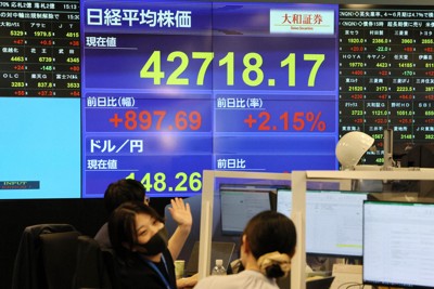 終値で史上最高値となった日経平均株価を示す大和証券ディーリングルームのモニター＝東京都千代田区で2025年8月12日午後3時31分、幾島健太郎撮影