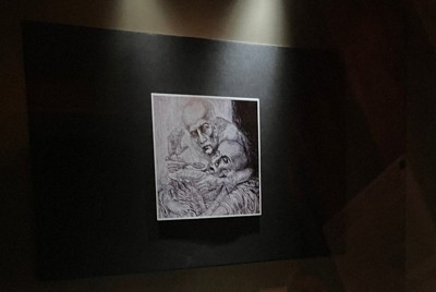 第二次世界大戦博物館に展示されたコルベ神父の肖像画。飢えた人に食料を与えている。神父を知るアウシュビッツ強制収容所の元囚人が描いた＝ポーランド北部グダニスクで2025年7月15日、宮川裕章撮影